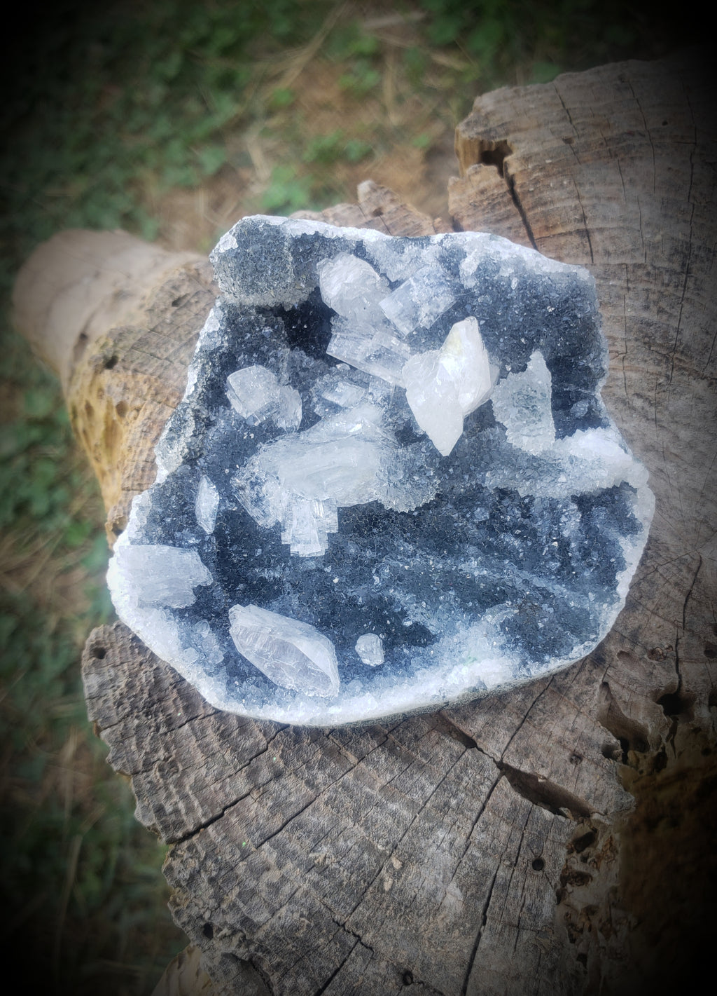 Apophyllite and clear heulandite on quartz chalcedony - AAA+ quality
