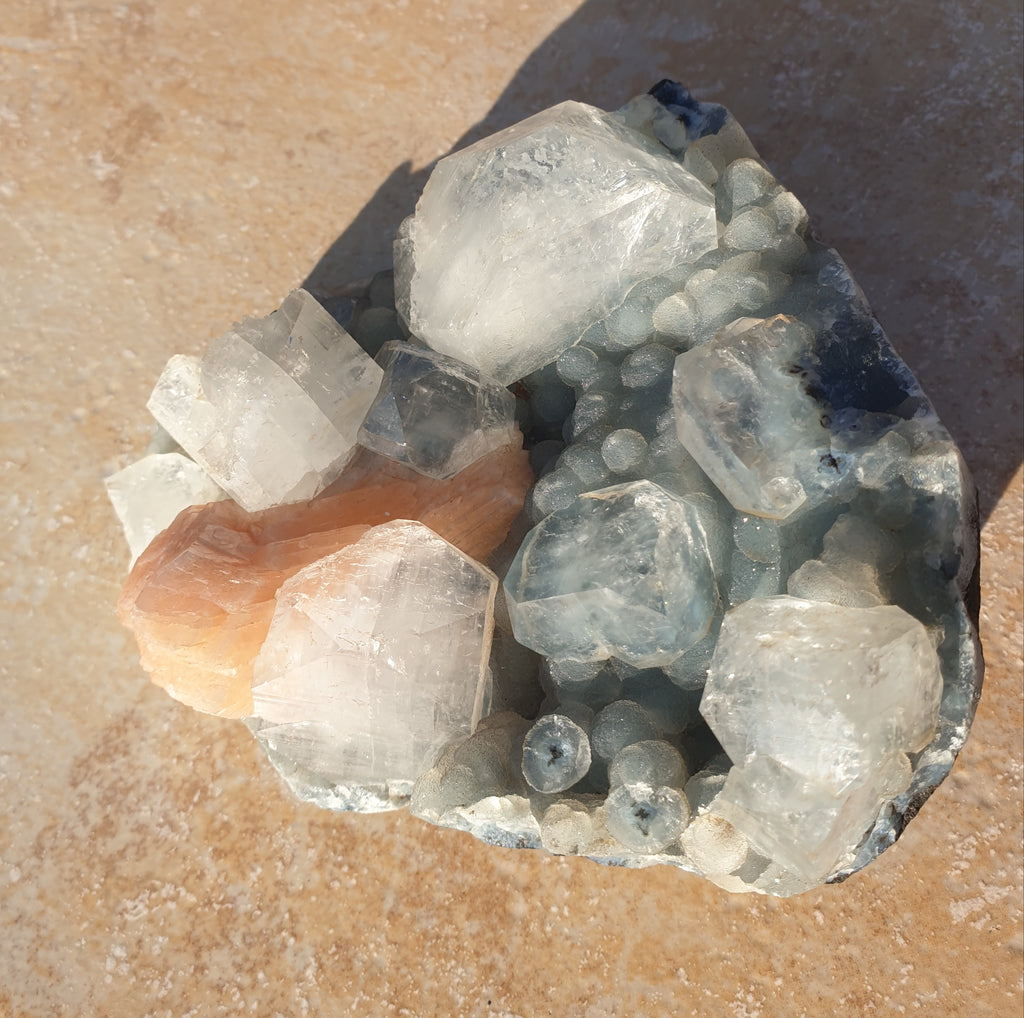 Zeolite specimen - Apophyllite - stilbite - chalcedony - 1kg